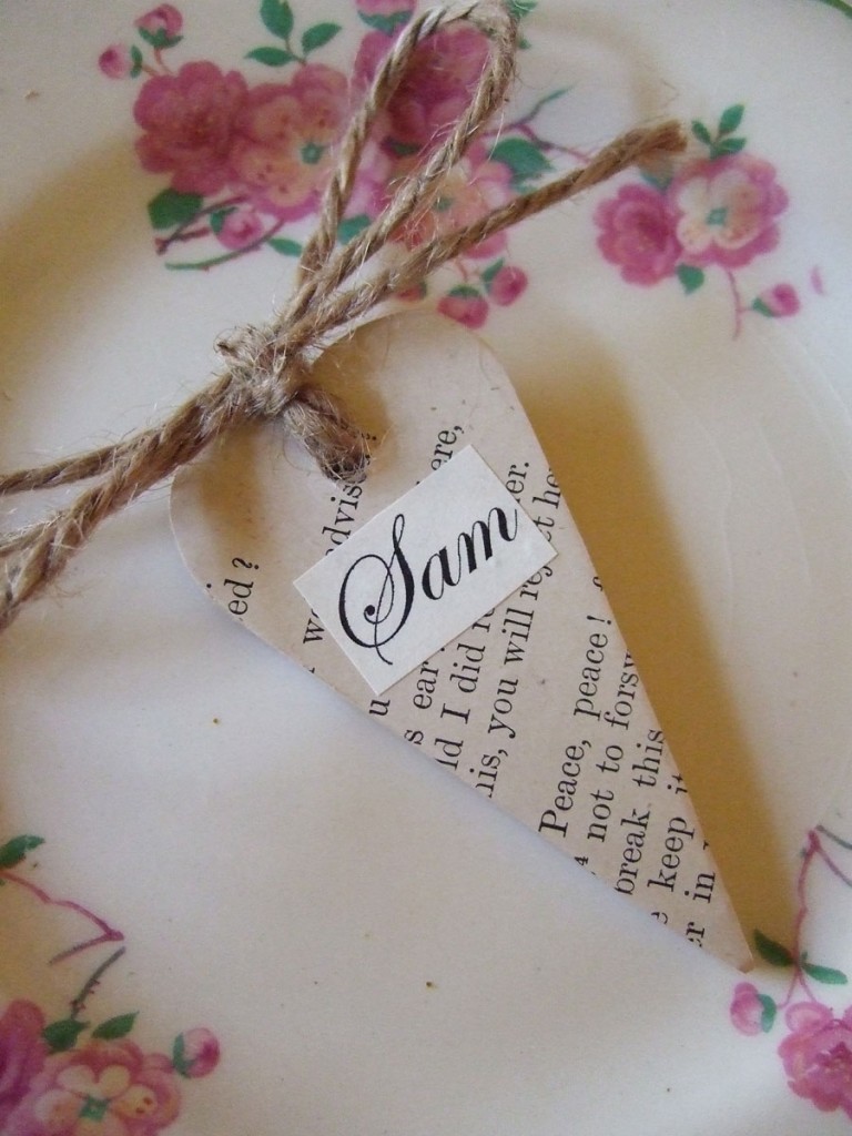 favour/place setting on vintage pate